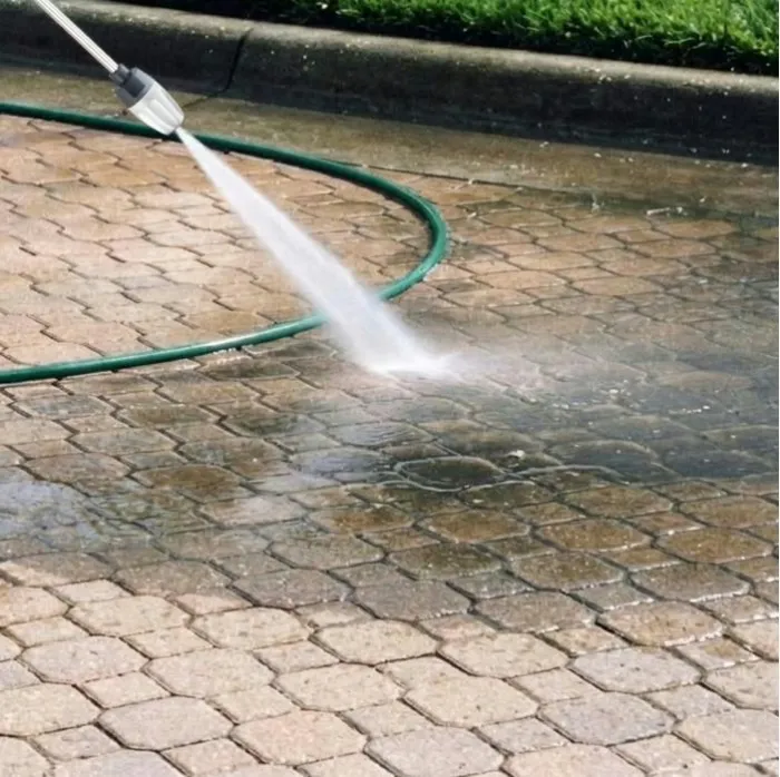 Pressurizer nozzle in use cleaning an outdoor surface